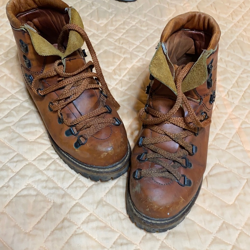 Dunham leather boots work or hike made in Italy w/ vibran soles